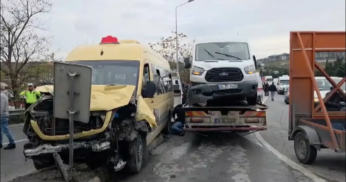 Başakşehir'de üç aracın birbirine girdiği kazada 12 yaralı var