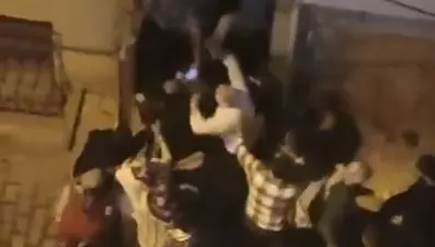 İstanbul'da komşuların gürültü kavgası... Birbirlerine sopayla saldırdılar 