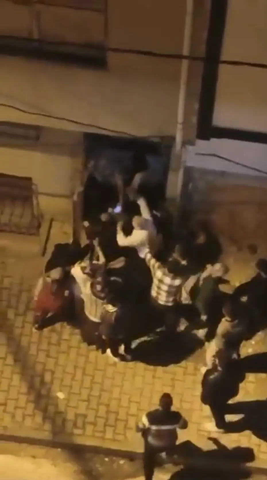 Komşular arasında sopalı kavga