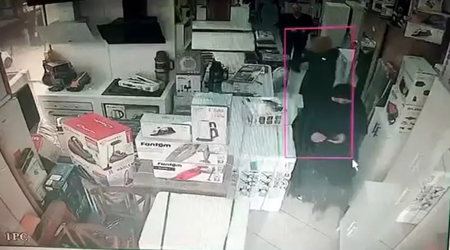 Dikkat dağıtıp saç düzleştiriciyi çarşafa sarıp çaldılar 1