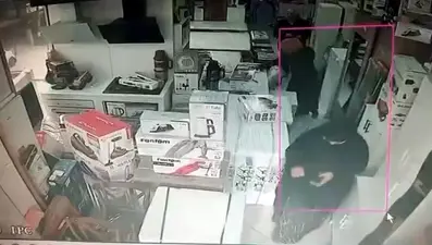 Dikkat dağıtıp saç düzleştiriciyi çarşafa sarıp çaldılar