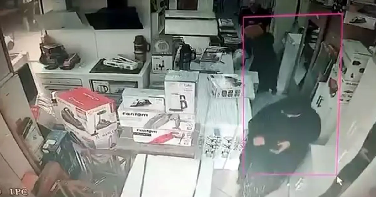 Dikkat dağıtıp saç düzleştiriciyi çarşafa sarıp çaldılar