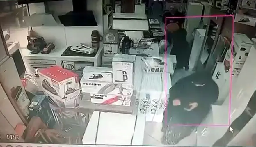 Dikkat dağıtıp saç düzleştiriciyi çarşafa sarıp çaldılar 