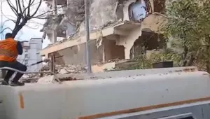 Bağcılar'da 8 katlı bina yıkım sırasında çöktü. Yıkımı izleyenler ölümün kıyısından döndü