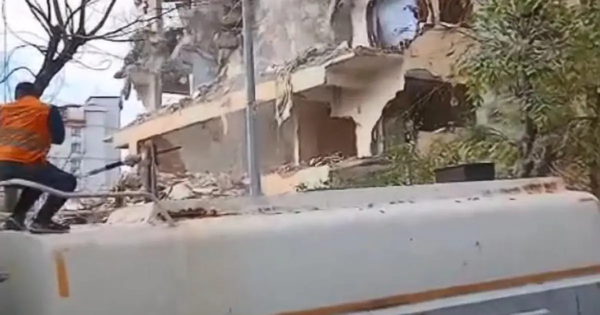 Bağcılar'da 8 katlı bina yıkım sırasında çöktü. Yıkımı izleyenler ölümün kıyısından döndü