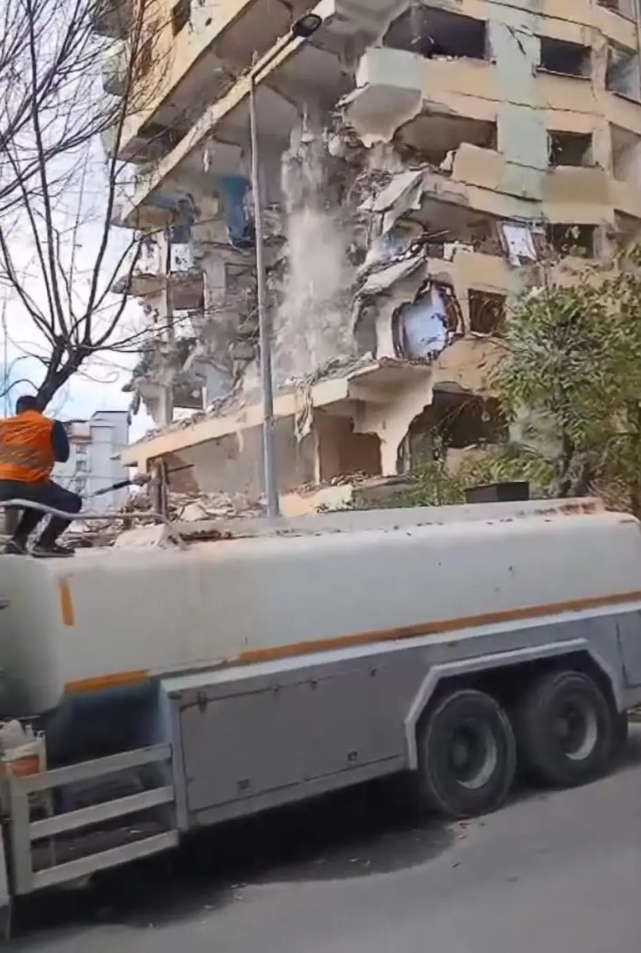 Bağcılar'da 8 katlı bina yıkım sırasında çöktü. Yıkımı izleyenler ölümün kıyısından döndü