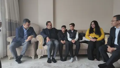 Bakan Kacır 1.3 milyon TL'lik altını sahibine teslim eden çocukları ziyaret etti