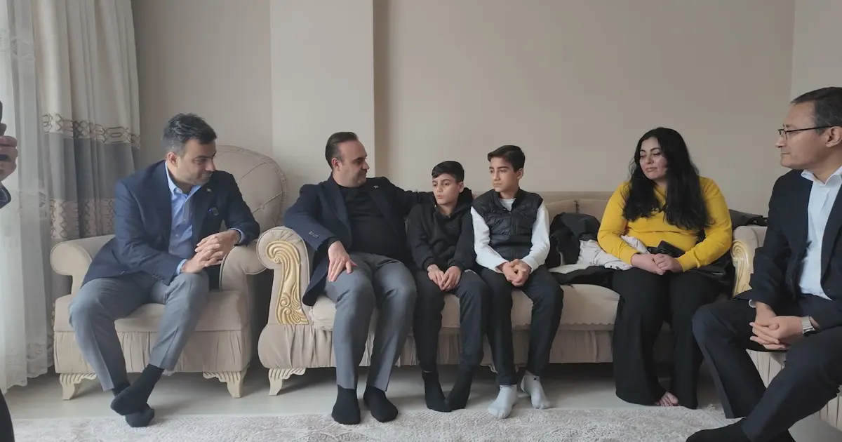 Bakan Kacır 1.3 milyon TL'lik altını sahibine teslim eden çocukları ziyaret etti