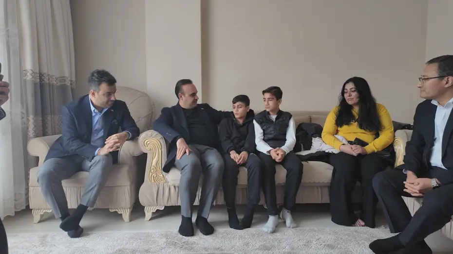 Bakan Kacır 1.3 milyon TL'lik altını sahibine teslim eden çocukları ziyaret etti