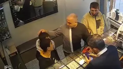 Yolda milyonluk altın bulan çocuklardan örnek davranış