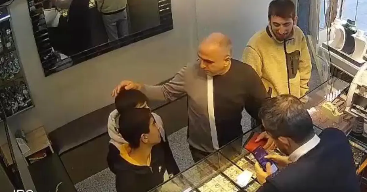 Yolda milyonluk altın bulan çocuklardan örnek davranış