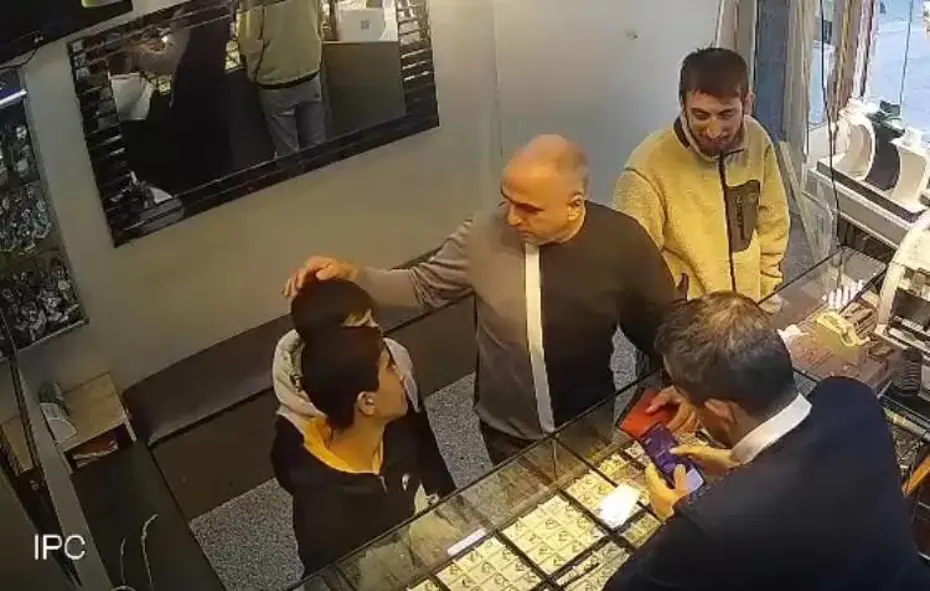 Yolda milyonluk altın bulan çocuklardan örnek davranış