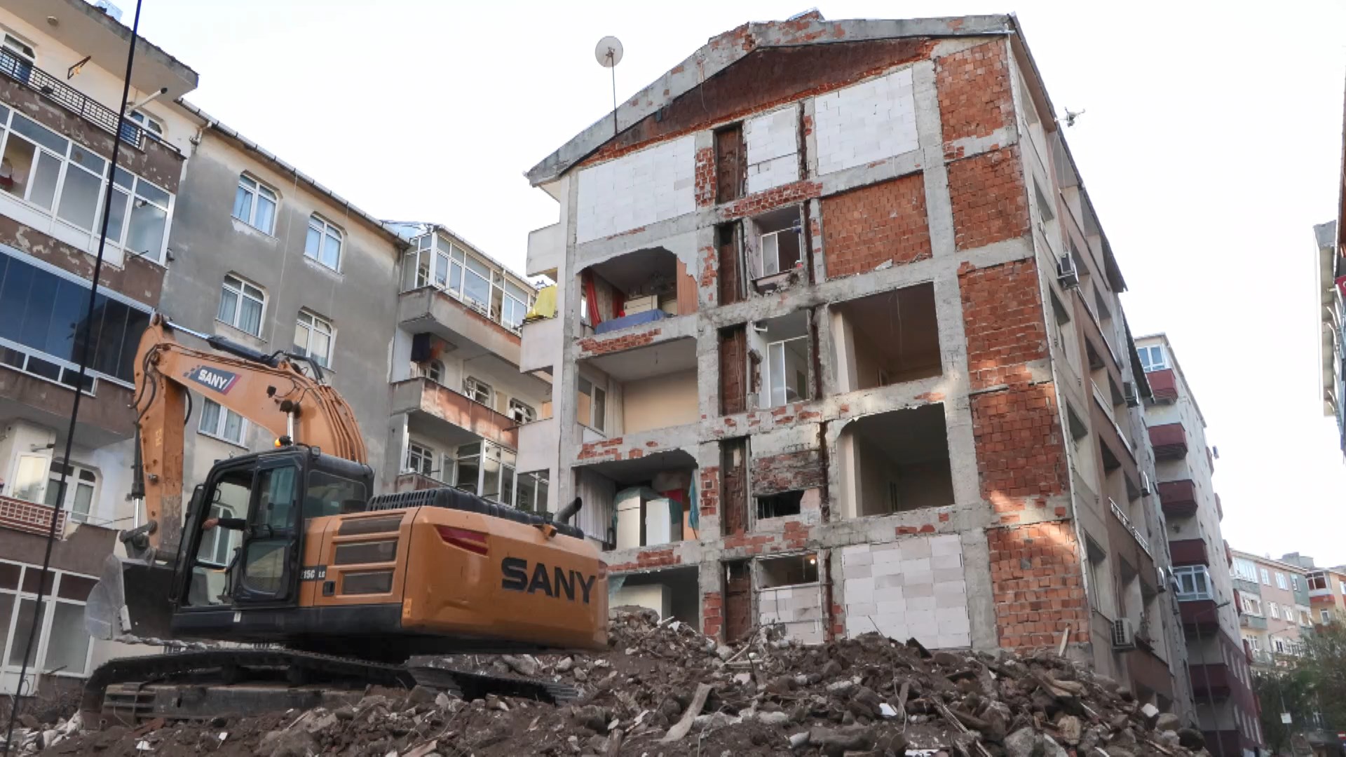 40 sene boyunca iki apartman tek duvarı kullanmış