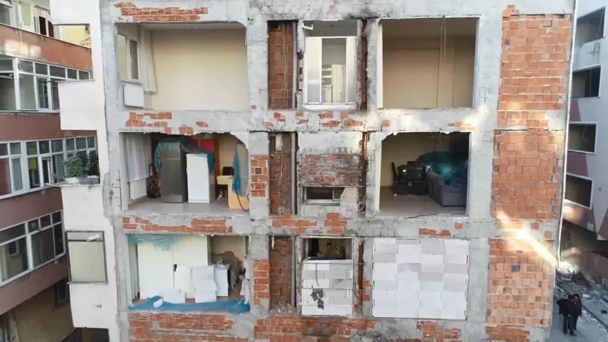 40 sene boyunca iki apartman tek duvarı kullanmış 