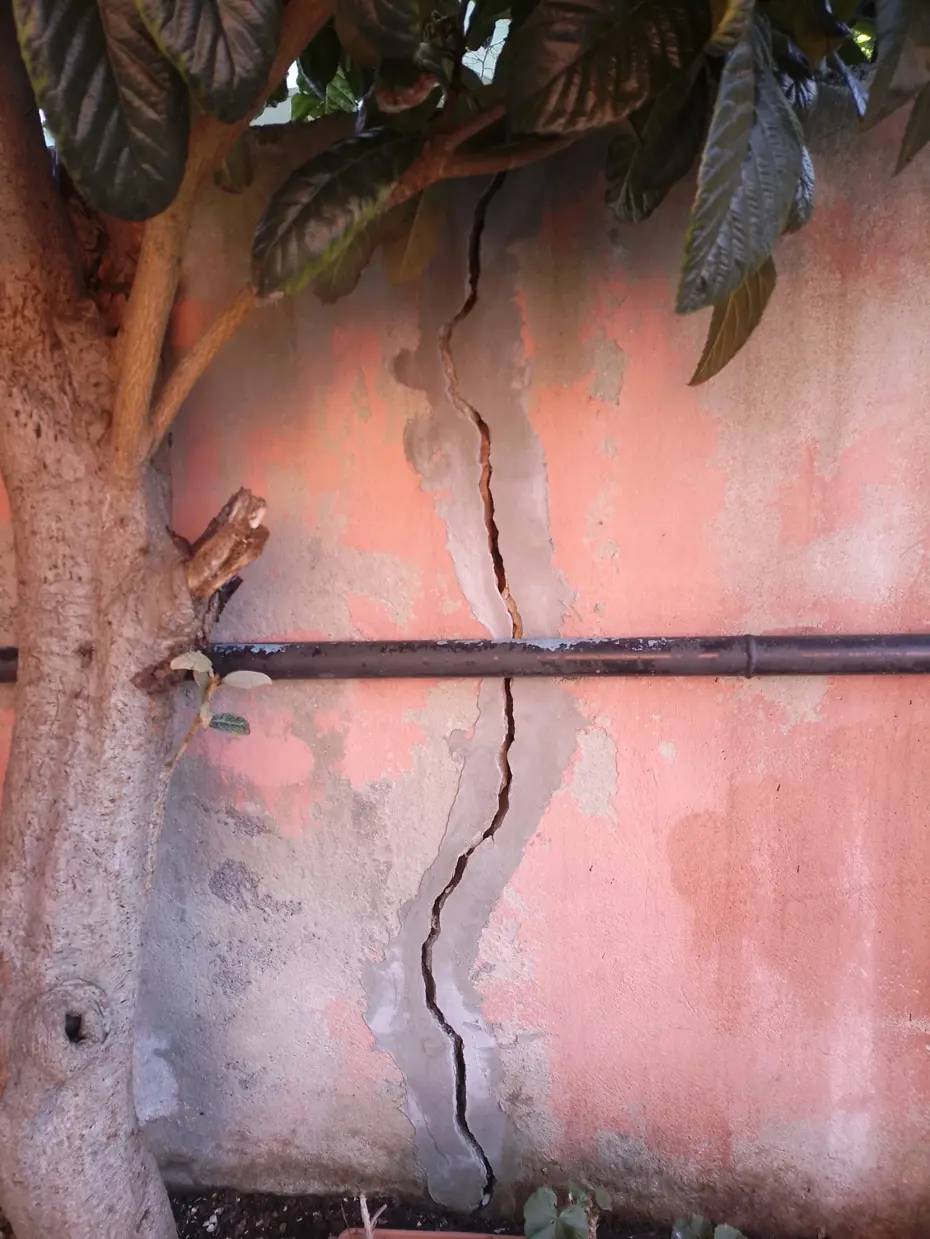 Beykoz'da duvarlarında çatlak oluşan 2 bina tahliye edildi