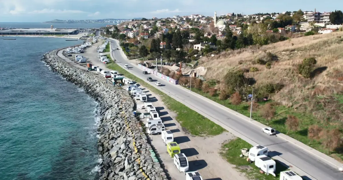 2,5 kilometrelik sahil şeridi karavan parkına döndü, Mahalleliden "kullanamıyoruz" isyanı