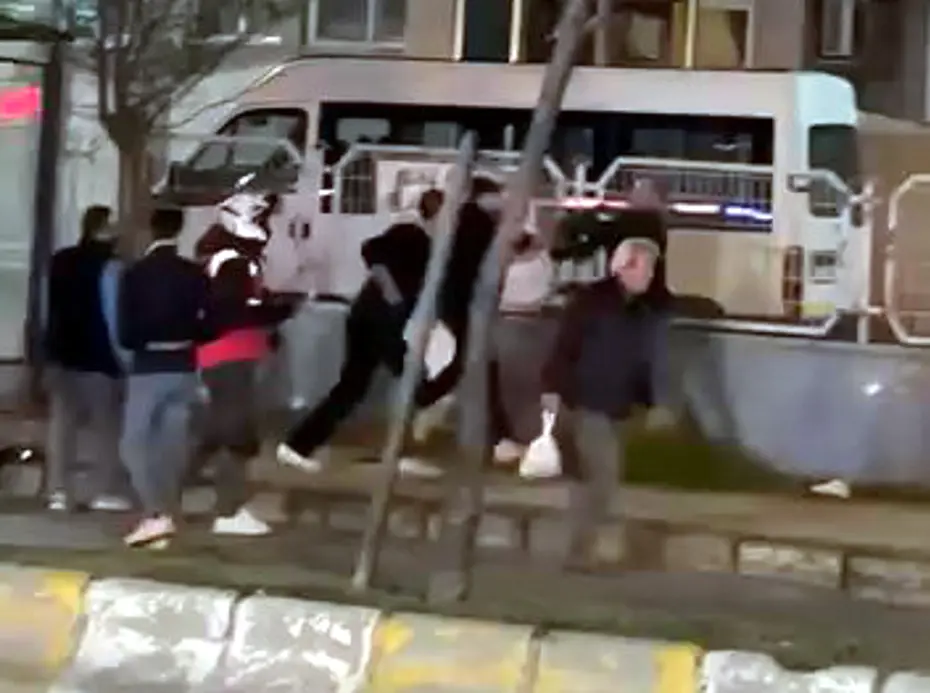 Motokuryenin arkadaşlarından kasklı dayak