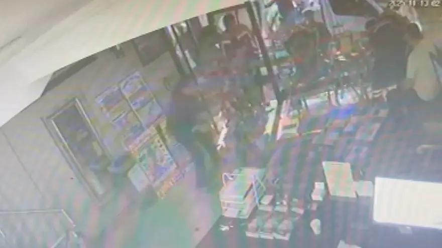 KAPIYI KİLİTLEYİP KEBAPÇIYA GİTMİŞ 3 KAPIYI KİLİTLEYİP KEBAPÇIYA GİTMİŞ 3