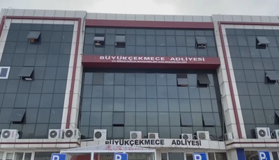 25 kilo altın, 50 kilo altınla kaçmışlardı. Adliye soygununda 2 firari şüpheli yakalandıİstanbul Büyükçekmece Adliyesi'ndeki adli emanet bürosundan 25 kilogram altın ve 50 kilogram gümüş çalınmasına ilişkin yürütülen soruşturmada firari durumdaki 2 şüpheli teslim oldu.