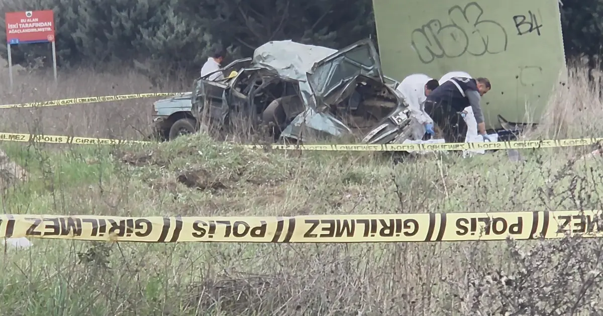 Bariyere çarpıp kontrolden çıkan araba hurda yığınına döndü