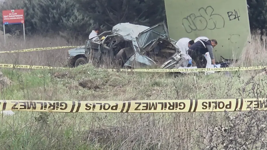 Bariyere çarpıp kontrolden çıkan araba hurda yığınına döndü