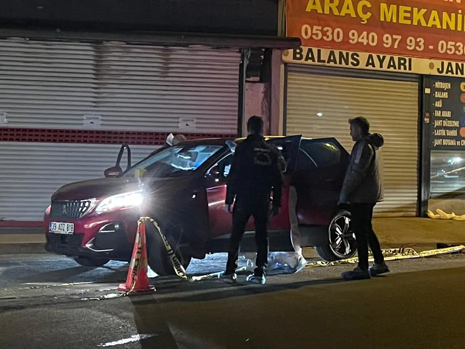 Büyükçekmece'de kanlı gece | Otomobilde arkadaşlarına ateş etti: 2 ölü, 1 ağır yaralı