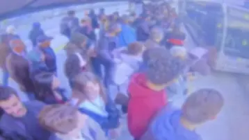 Durakta bayılan 14 yaşındaki çocuk metrobüsün altında kaldı 