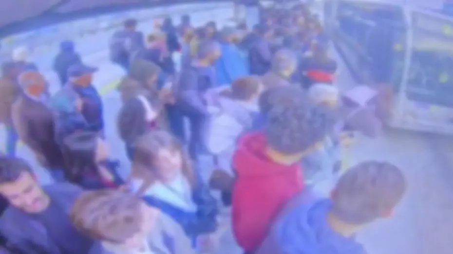 Durakta bayılan 14 yaşındaki çocuk metrobüsün altında kaldı 