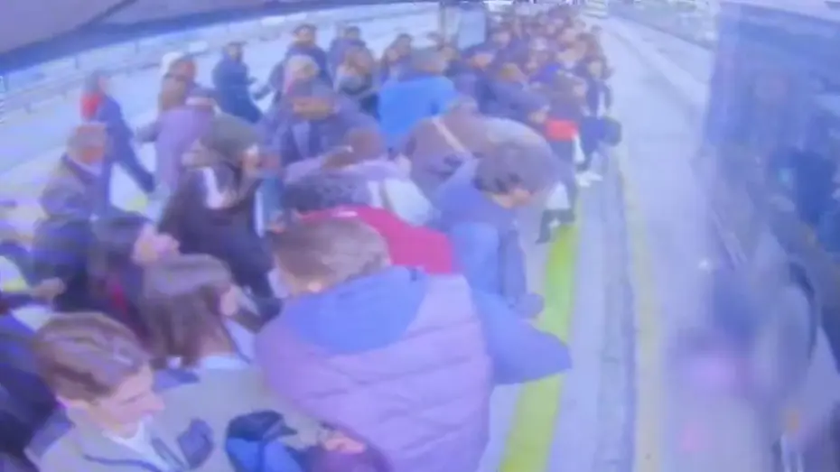 Durakta bayılan 14 yaşındaki çocuk metrobüsün altında kaldı 