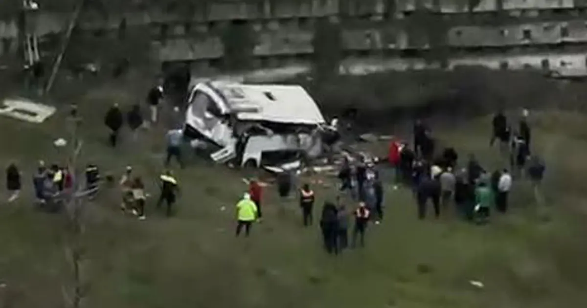 Esenyurt'ta otobüs şarampole yuvarlandı. Ölü ve yaralılar var