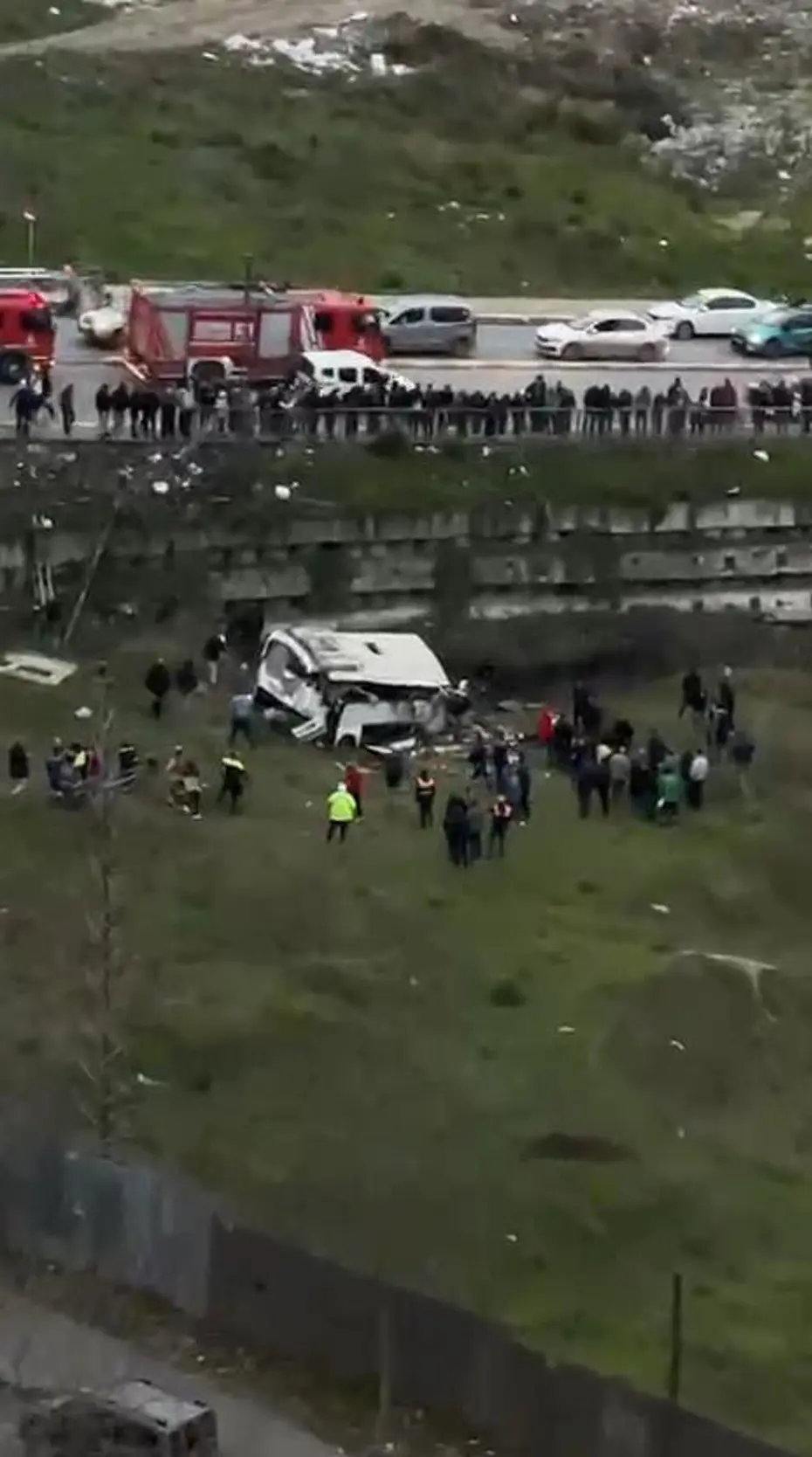 Esenyurt'ta otobüs şarampole yuvarlandı. Ölü ve yaralılar var 