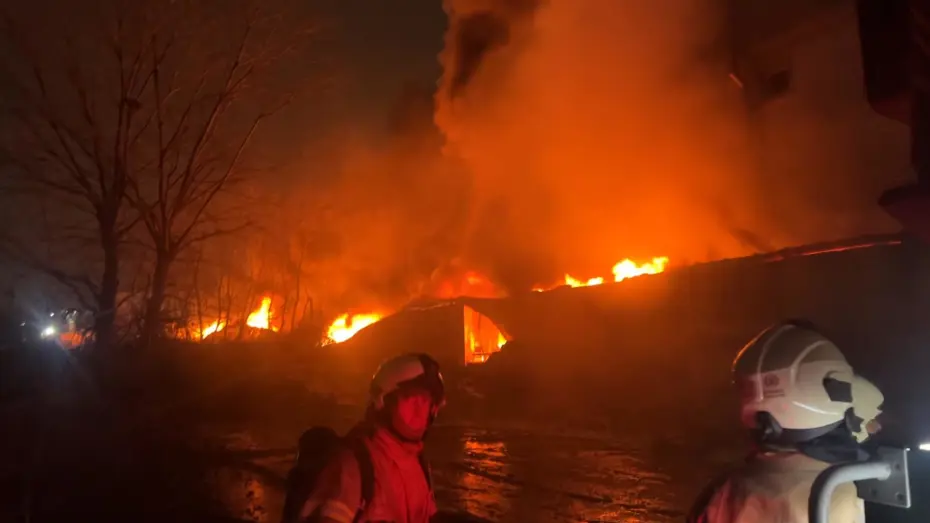 Esenyurt’ta korkutan fabrika yangını