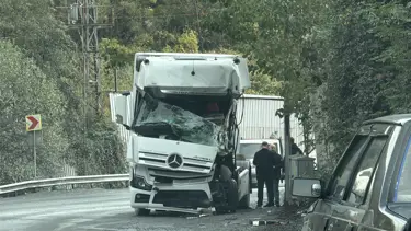 İstanbul'da trafik kazası: 2 TIR çarpıştı