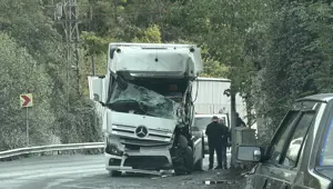 İstanbul'da trafik kazası: 2 TIR çarpıştı