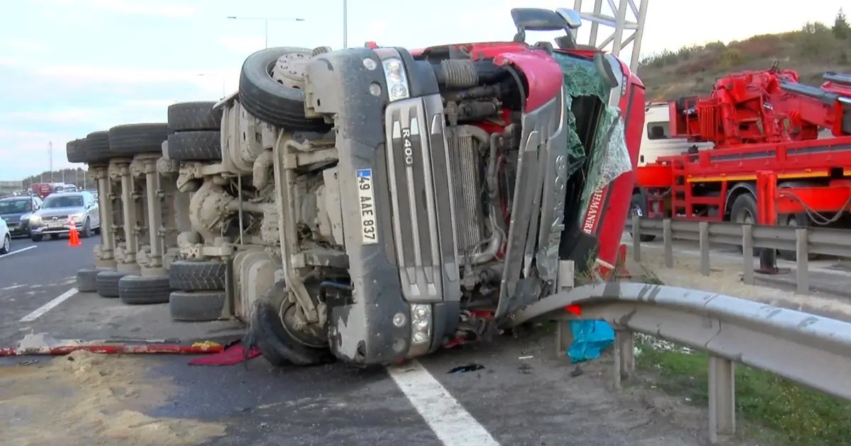 Eyüpsultan'da hafriyat kamyonu devrildi: Sürücü yaralandı