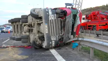 Eyüpsultan'da hafriyat kamyonu devrildi: Sürücü yaralandı