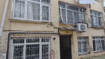 Fatih&#x27;te 4 katlı binanın zemininde çökme meydana geldi