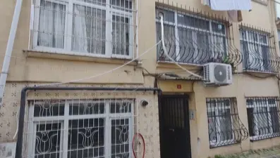 Fatih'te 4 katlı binanın zemininde çökme meydana geldi