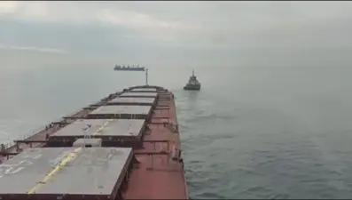 Ahırkapı'da karaya oturan yük gemisi kurtarıldı