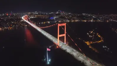 FSM Köprüsü ve Galata Kulesi'nde 'Kadına Şiddetle Mücadele Günü' ışıklandırması