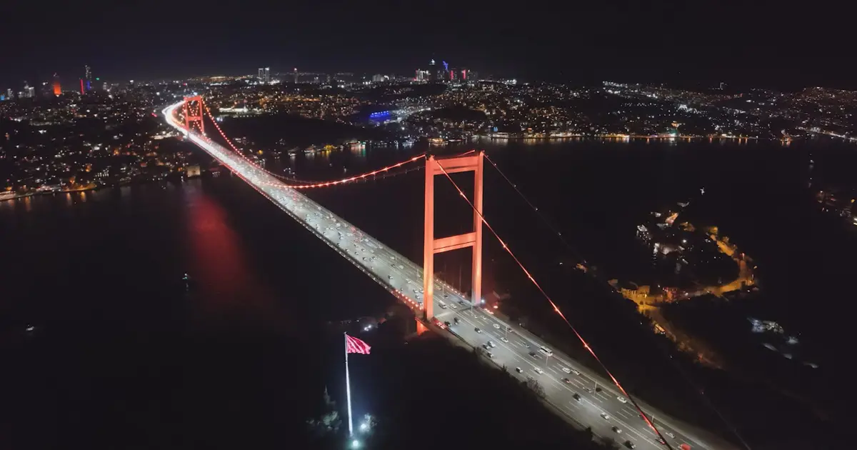 FSM Köprüsü ve Galata Kulesi'nde 'Kadına Şiddetle Mücadele Günü' ışıklandırması