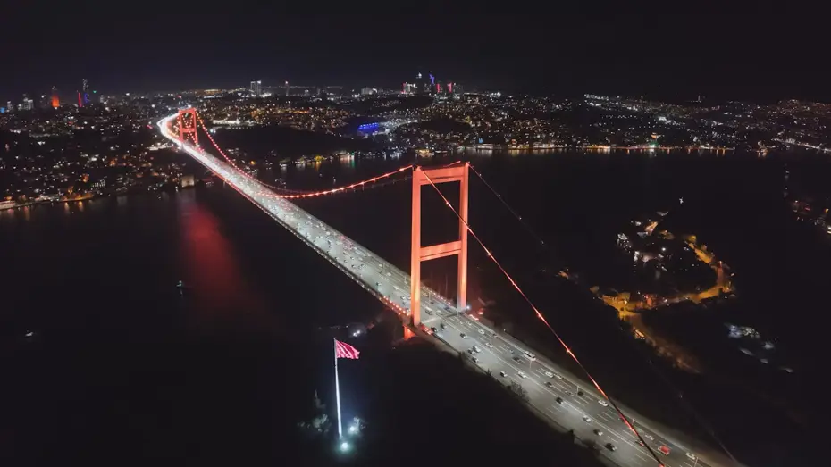 FSM Köprüsü ve Galata Kulesi'nde 'Kadına Şiddetle Mücadele Günü' ışıklandırması