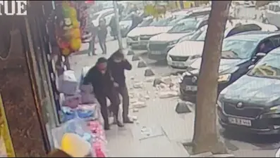 Binanın balkonundan parçalar koptu, yayalar ölümden döndü
