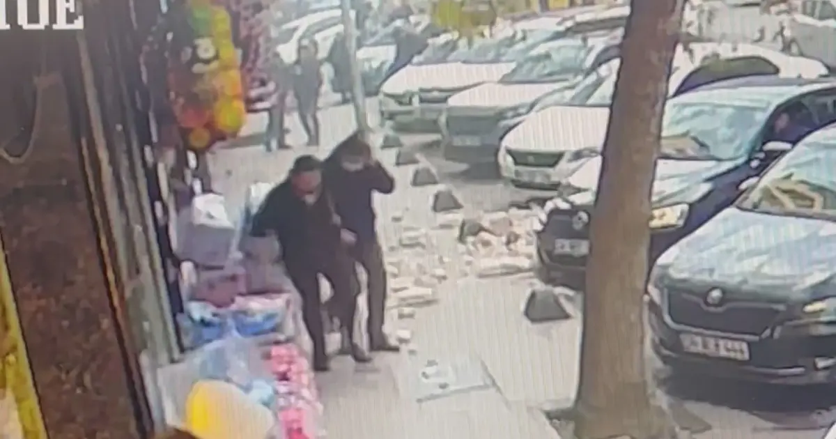 Binanın balkonundan parçalar koptu, altından geçen yayalar ölümden döndü