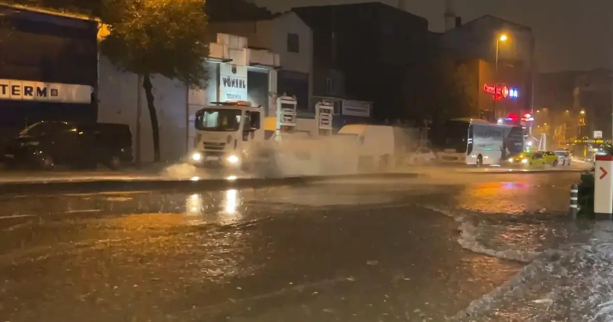İstanbul'da sağanak: Yollar göle döndü, evleri su bastı