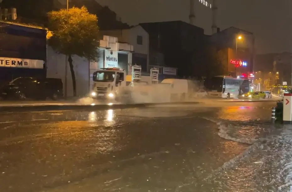 İstanbul'da sağanak yağış etkili oldu