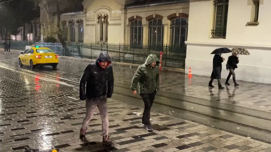 İstanbul'da sarı kodlu yağış başladı, 24 saat boyunca aralıksız sürecek - 
                    1. Resim