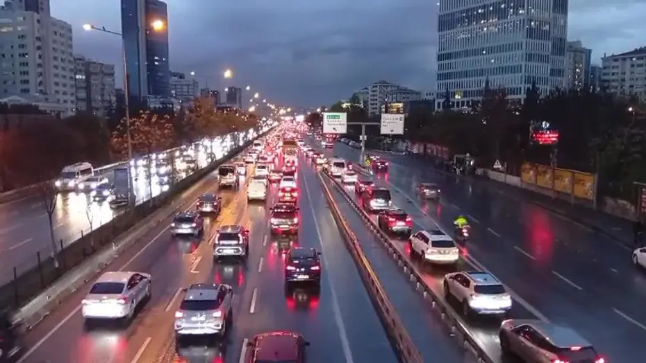 İstanbul'da yeni hafta yoğun trafikle başladı