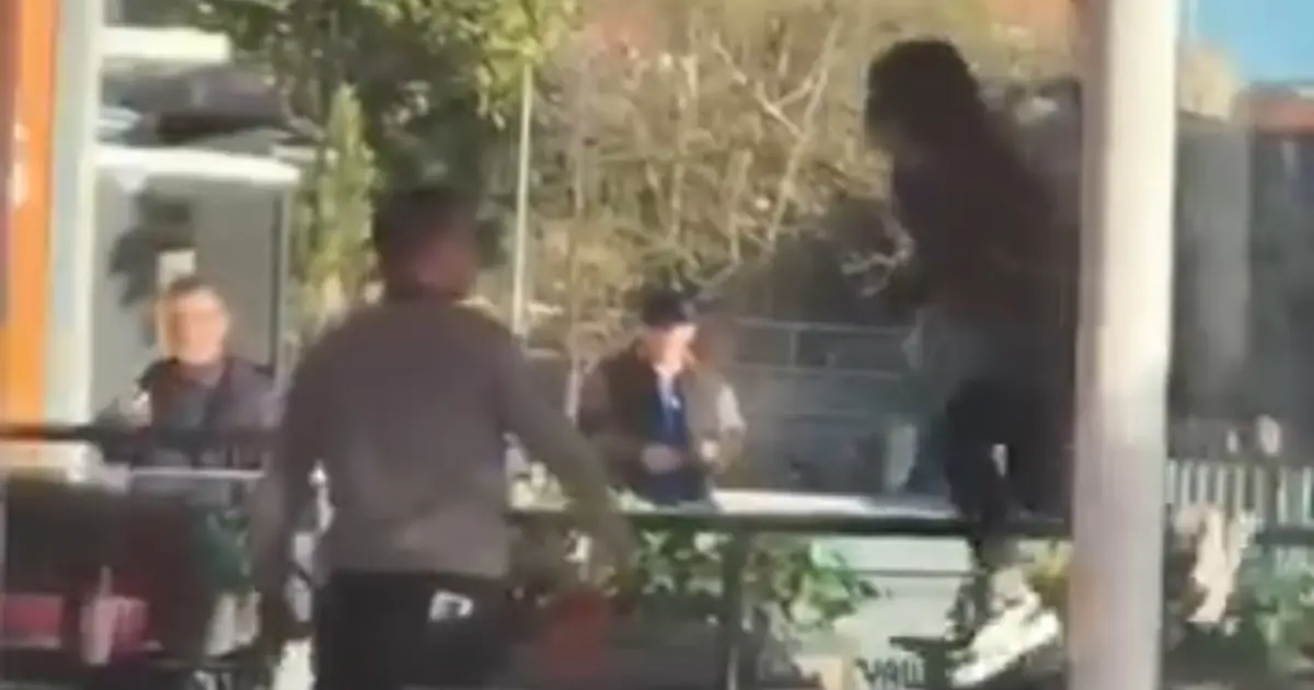 Kağıthane’de restoranda sandalyeli kavga. Masaya atladı kayarak düştü