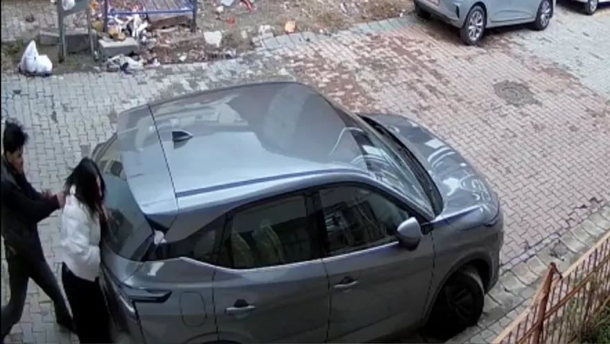 "Polis çağırın" diye feryat etti. Eşini sokak ortasında dövüp başına silah dayadı 1